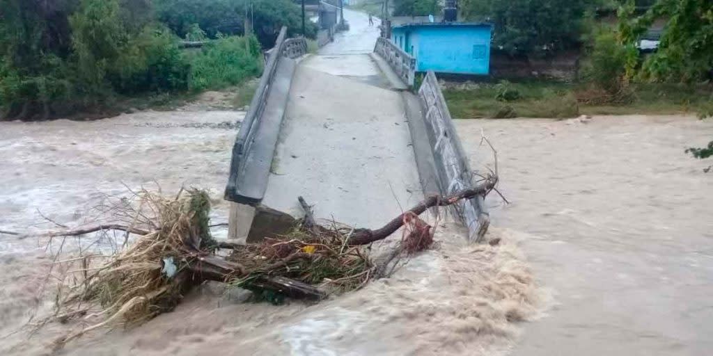 Se desploma puente de Tulcingo, Puebla tras torrencial lluvia