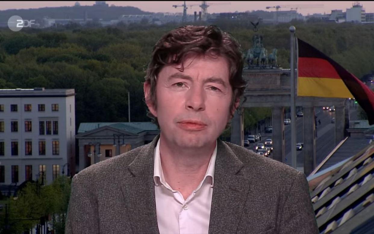 "Wir müssen jetzt natürlich ein bisschen aufpassen, dass wir nicht zu früh in totale Euphorie verfallen, denn wir sind einfach noch nicht so weit wie in England", riet Christian Drosten. (Bild: ZDF Screenshot)