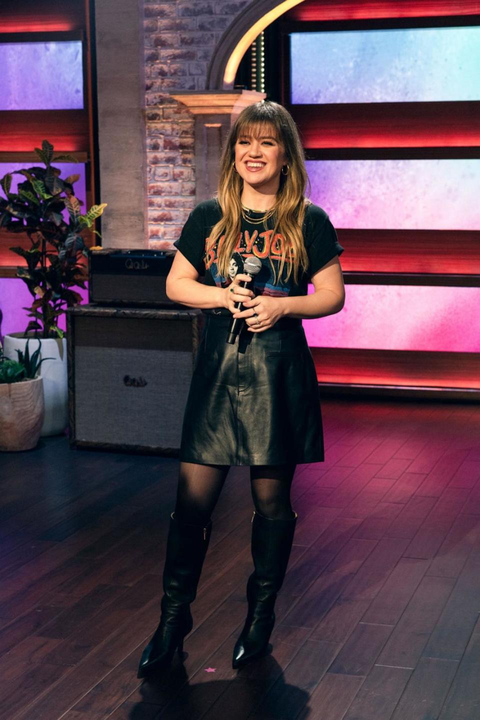 PHOTO: Kelly Clarkson hosting The Kelly Clarkson Show, March 29, 2024.  (Weiss Eubanks/Getty Images, FILE)