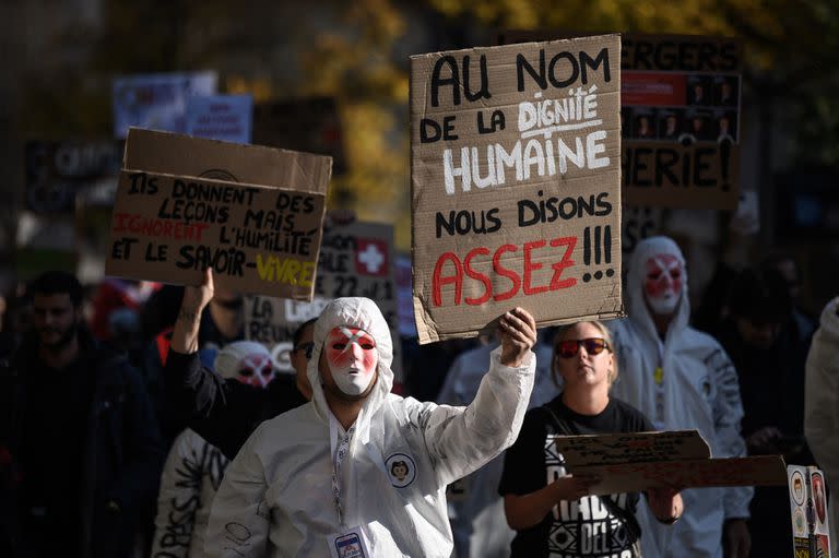 Marchas contras las medidas sanitarias en Lausana (Photo by Fabrice COFFRINI / AFP)