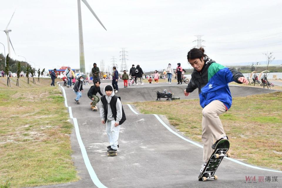 ▲彰化縣政府打造「嬉濱海豚公園」，今(2)日正式啟用，提供多元化的海岸特色公園，吸引許多親子體驗。（記者陳雅芳攝）