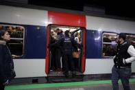 El personal de seguridad de la SNCF se encuentra en la puerta de un tren de metro lleno de pasajeros en la estación Gare du Nord RER durante una huelga de todos los sindicatos de la red de transporte de París (RATP) y de los trabajadores franceses de la SNCF en París como parte de una segunda jornada de huelga nacional y protestas en Francia, el 10 de diciembre de 2019