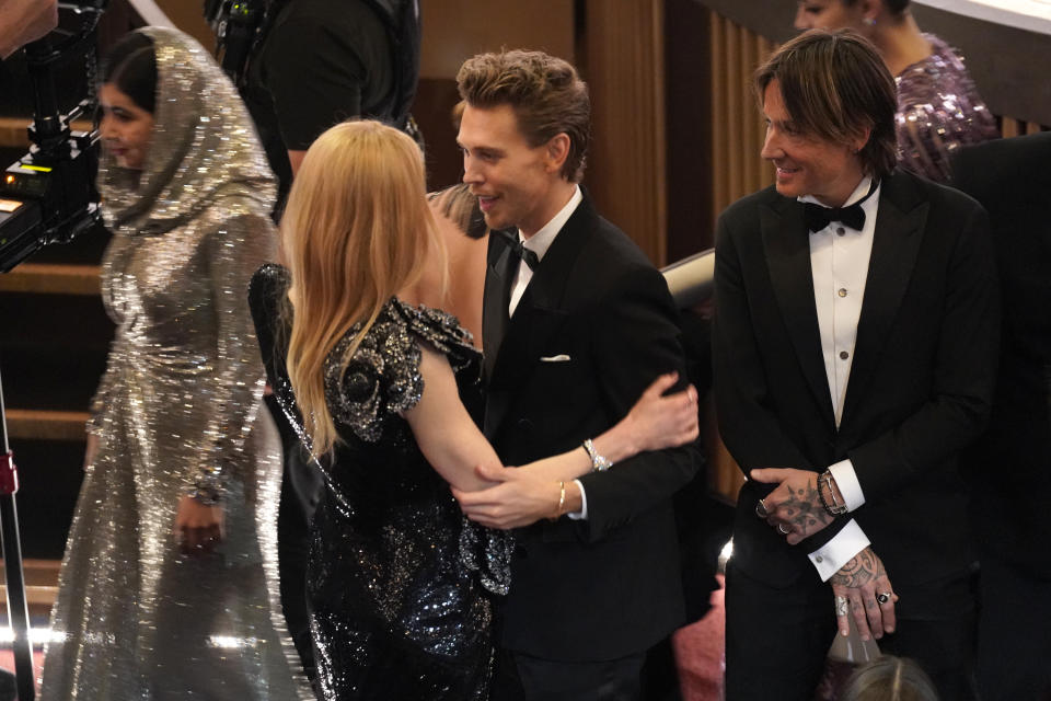 Malala Yousafzai, de izquierda a derecha, Nicole Kidman, Austin Butler, y Keith Urban entre el público en los Oscar el domingo 12 de marzo de 2023 en el Teatro Dolby en Los Angeles. (Foto AP/Chris Pizzello)