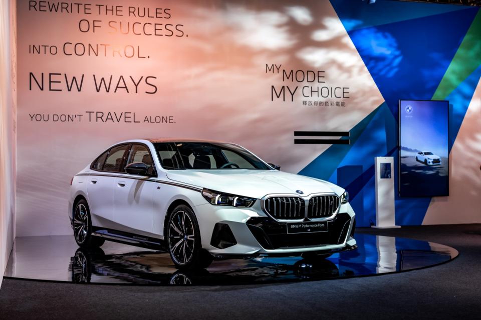  在全車專屬M Performance套件、碳纖維套件與車身彩貼的強化之下，讓全新世代BMW 5系列的氣勢更勝以往，將熱血氛圍發揮得淋漓盡致