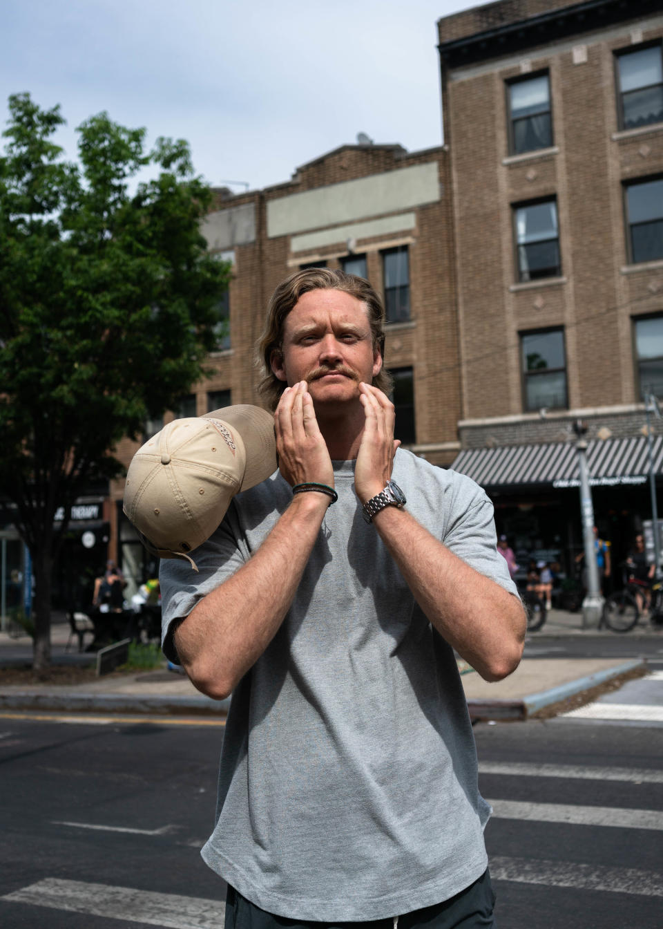 Rubén Alvarado, músico, en el barrio de Carroll Gardens de Brooklyn el 13 de mayo de 2023. (Ali Cherkis/The New York Times)