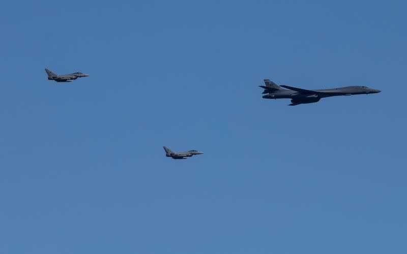 USAF B-1B bomber flies over Vilnius