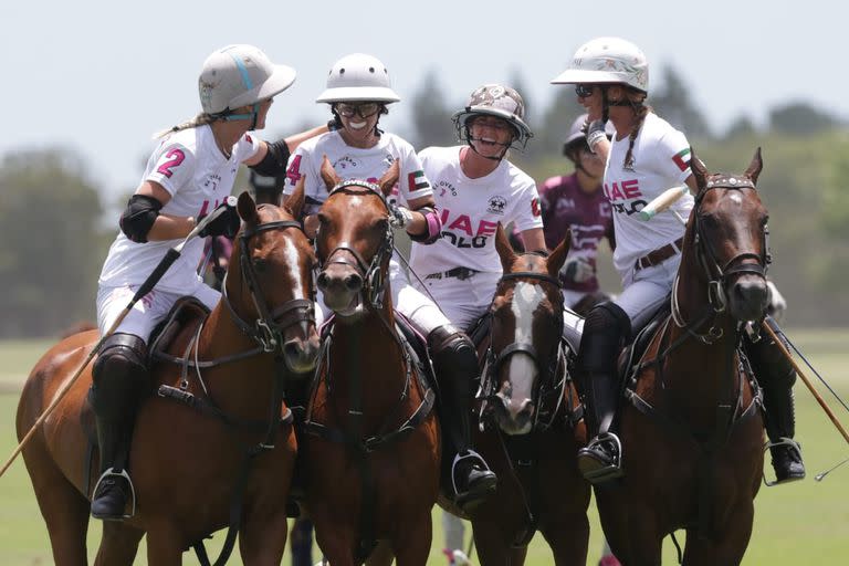 Las chicas se divierten: Milly Hine, Hazel Jackson, Lías Salvo y Clara Cassino, de El Overo Z7 UAE, finalista del Abierto Femenino de polo.