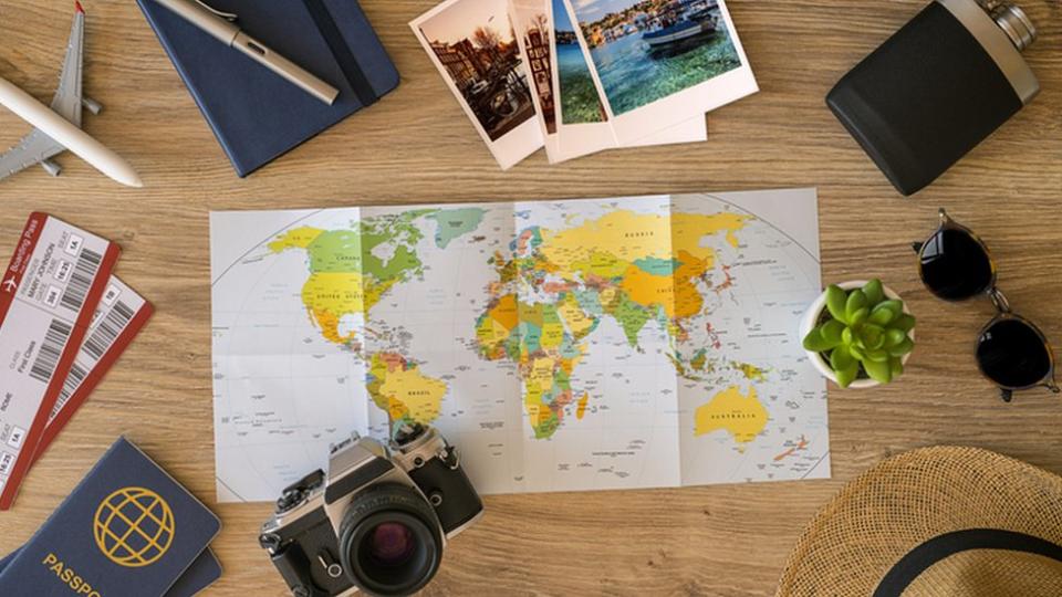 Un mapa, pasajes y fotos de viajes