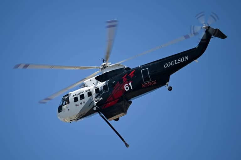 Los bomberos utilizan helicópteros para combatir incendios en California, oeste de EEUU (Patrick T. Fallon)