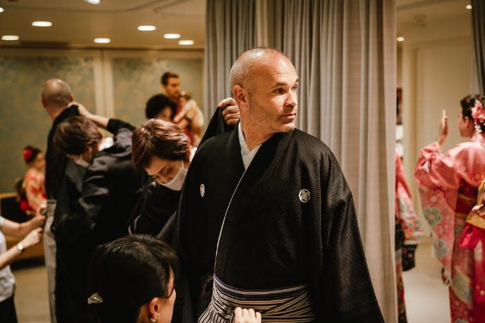 Iniesta con el traje tradicional japonés