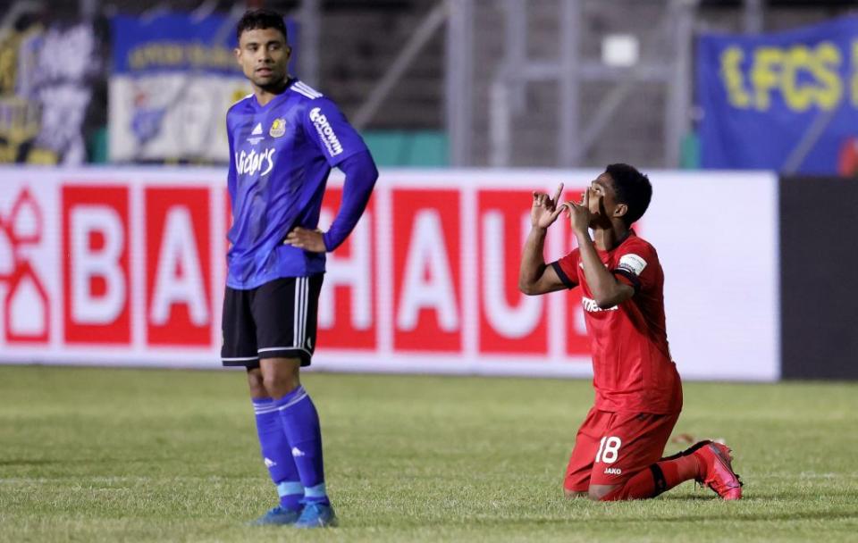 Leverkusens Verteidiger (R) Wendell feiert (Ronald WITTEK / POOL / AFP)