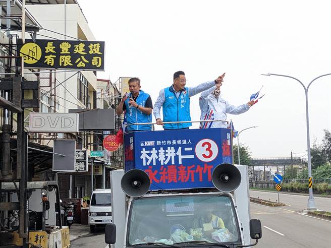 選戰進入最後倒數，國民黨新竹市長候選人林耕仁（中）、市議員陳慶齡（左）率領「全壘打車隊」22日回防香山。（林耕仁團隊提供／王惠慧新竹傳真）