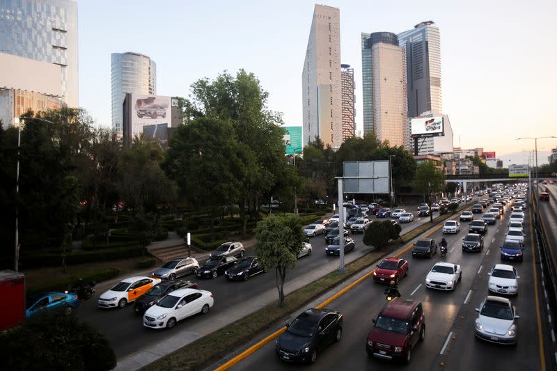 Una vista muestra coches en cola en el tráfico durante la hora punta en Ciudad de México