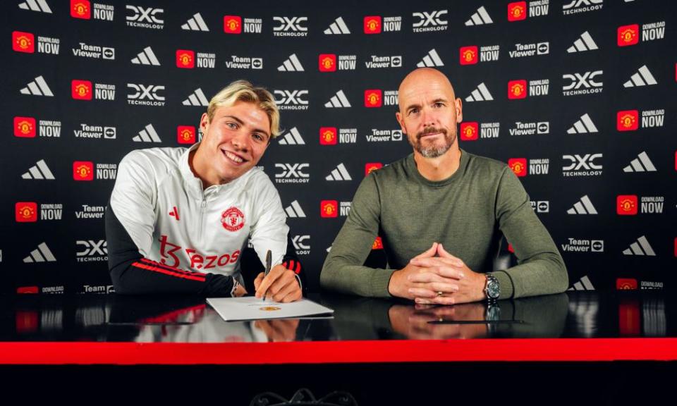Rasmus Højlund signs his Manchester United contract alongside the club’s manager, Erik ten Hag.