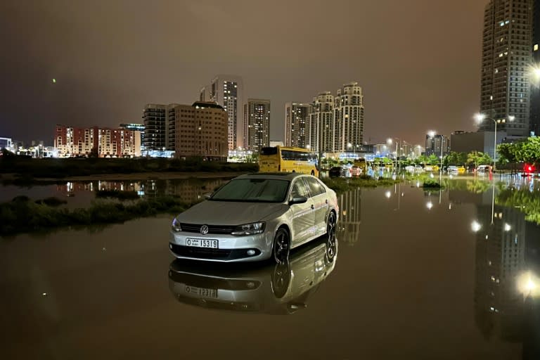 Una vehículo abandonado en una calle inundada por las fuertes lluvias en Dubái en la madrugada del 17 de abril de 2024 (Giuseppe Cacace)