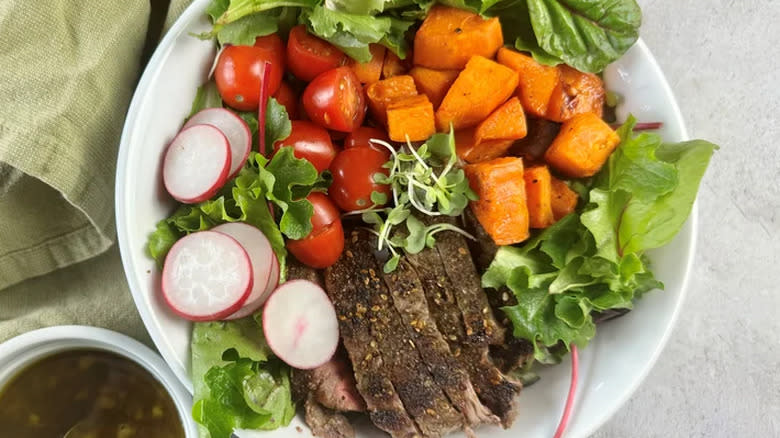 za'atar steak bowl veggies salad