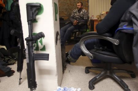 Ammon Bundy talks to occupiers in an office at the Malheur National Wildlife Refuge near Burns, Oregon, January 6, 2016. REUTERS/Jim Urquhart