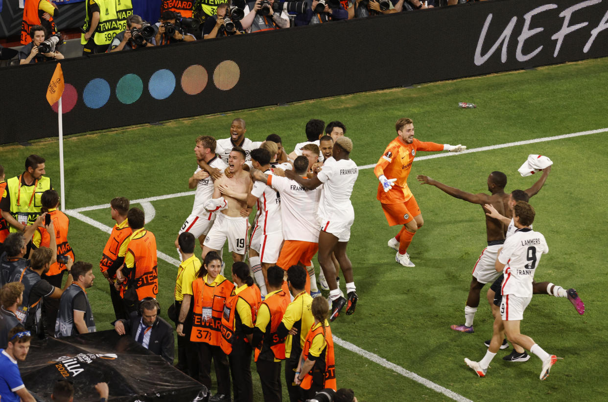 Rafael Santos Borre, del Eintracht Frankfurt, celebra con sus compañeros de equipo después de marcar el penal ganador en la tanda de penaltis. (Foto: REUTERS/Marcelo Del Pozo)