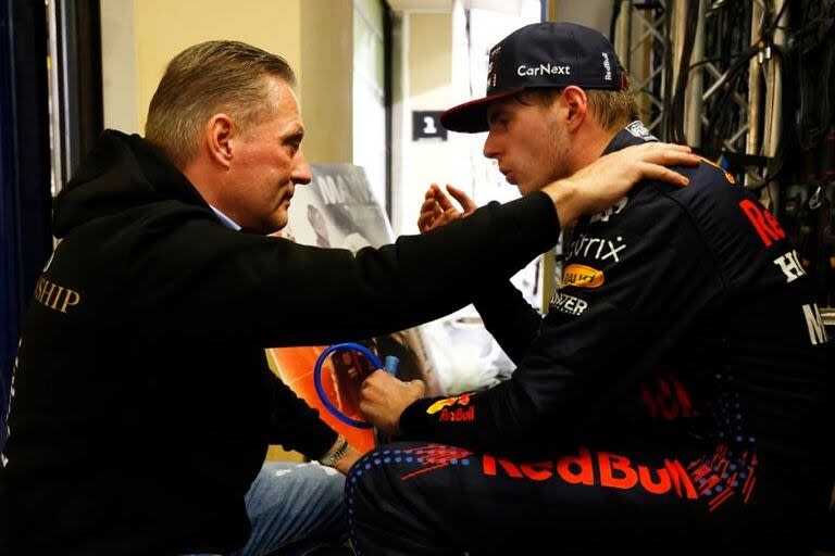 Jos y Max Verstappen: una charla entre padre e hijo en los boxes; en los medios alemanes apuntan al padre del tricampeón en el caso.