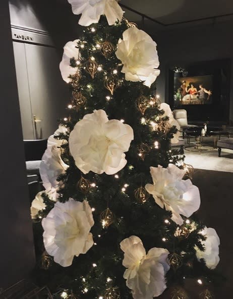 <p>Der ‘Take That’-Star schmückt seinen Tannenbaum auf ganz besondere Art und Weise, nämlich mit großen weißen Blumen. In Neuseeland ist das Tradition. (Foto: Instagram, Howard Donald) </p>