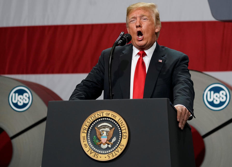 El presidente Donald Trump habla en un evento en una planta de acero en Illinois en julio de 2018. (Reuters)