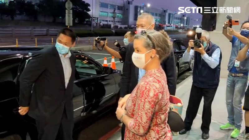 新任美國在台協會（AIT）台北辦事處處長孫曉雅（Sandra Oudkirk），在12日抵台，臉上戴著印有「HELLO TAIWAN」字樣口罩。（圖／翻攝畫面）