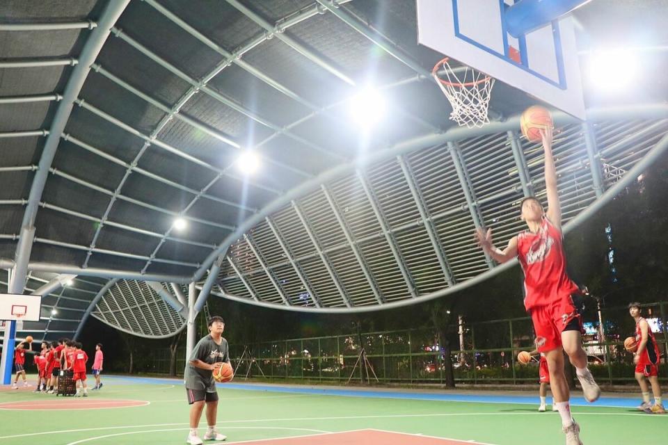 明華國中現代化半戶外籃球場。   圖：高雄市教育局/提供