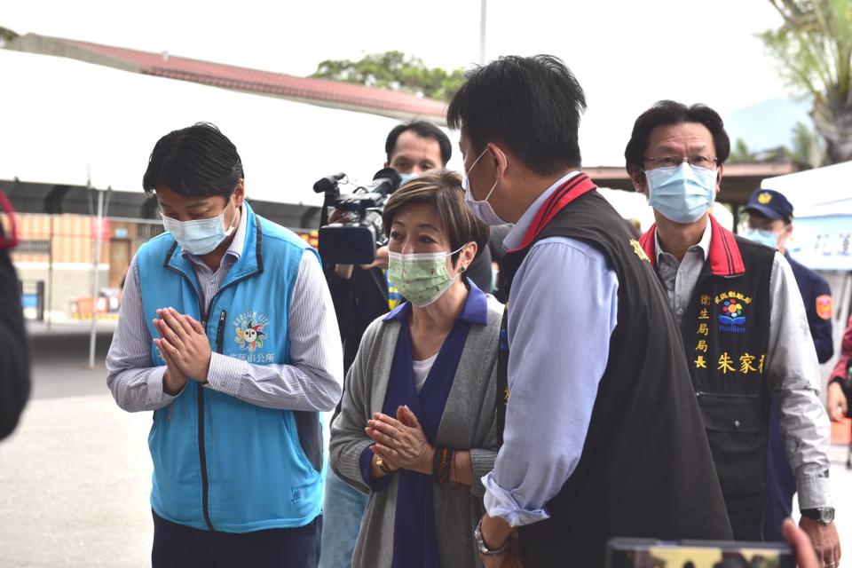 張淑芬承諾給予救災的警義消人員2套衣服等物資。（圖／翻攝自魏嘉賢臉書）