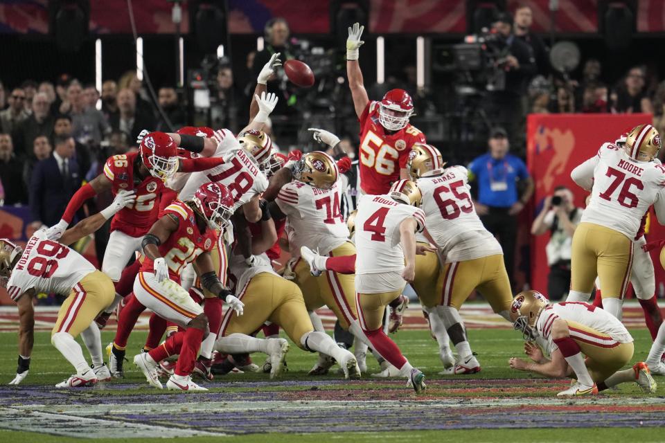 El punto extra bloqueado de Jake Moody permitió que los Kansas City Chiefs enviaran el partido a tiempo extra a pesar de anotar un solo touchdown en tiempo regular. (AP Foto/Abbie Parr)