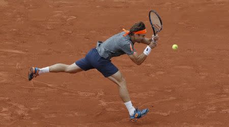 Foto del martes del tenista español David Ferrer devolviendo la pelota en su partido de primera ronda ante el ruso Evgeny Donskoy. Mayo 24, 2016. El tenista británico Andy Murray avanzó el martes a la segunda ronda del Abierto de Francia tras sobrevivir a un decisivo quinto set ante el veterano checo Radek Stepanek, en una jornada en la que el español Rafael Nadal y el serbio Novak Djokovic superaron el debut con comodidad. REUTERS/Gonzalo Fuentes