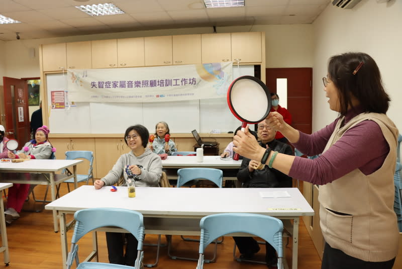 民團推動失智症家屬音樂照顧培訓工作坊 天主教失智老人基金會「失智症家屬音樂照顧培訓工 作坊」自2022年起規劃辦理，到2023年為止共培訓45 名失智症照顧者。 （失智老人基金會提供） 中央社記者曾以寧傳真  113年3月30日 