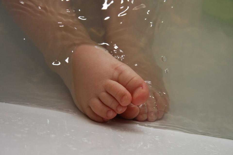 澳洲一名男子幫女兒洗澡時竟跑去抽菸、滑臉書，導致女兒溺斃。（示意圖／取自pixabay）