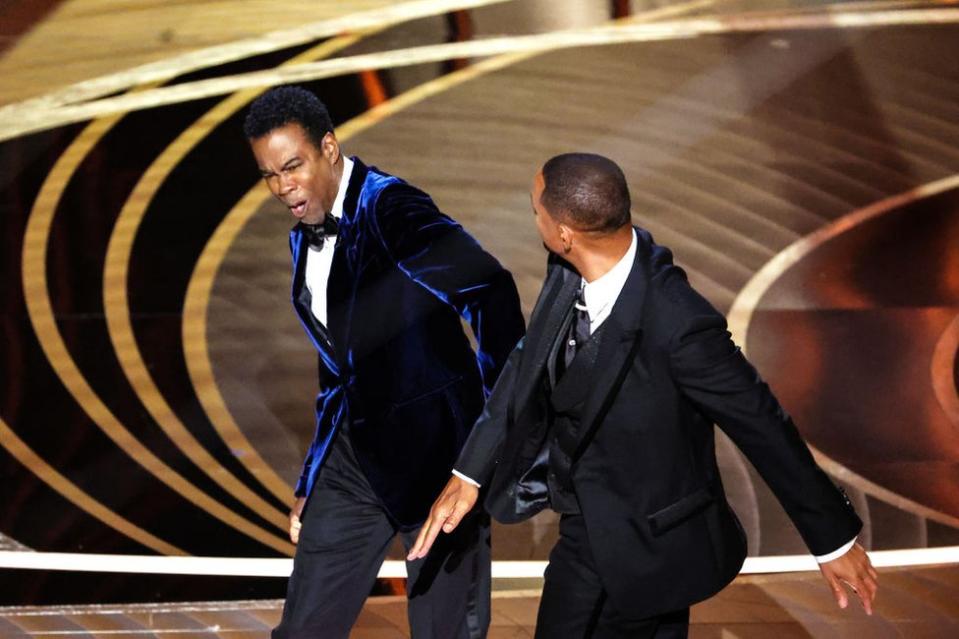 El momento en el que Will Smith le propina un puñetazo a Chris Rock en el escenario del teatro Dolby.