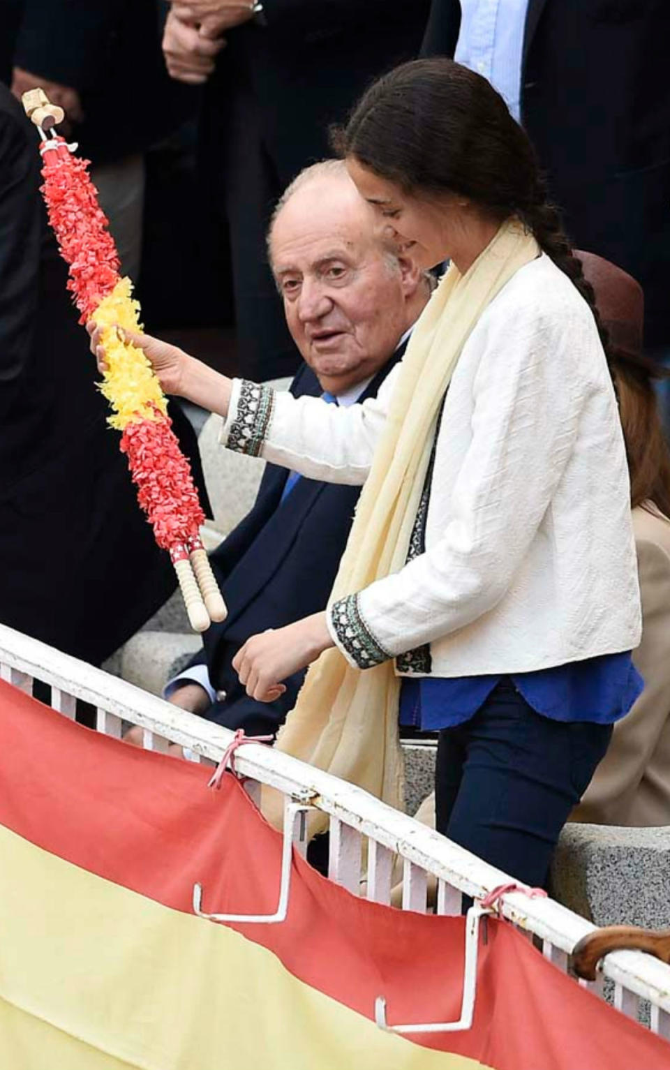 <p>Dicen que Victoria Federica es una de las nietas favoritas del rey don Juan Carlos, quien le ha transmitido su pasión por los toros. En la imagen, asistiendo juntos a una corrida de la feria de San Isidro de Madrid en 2016. (Foto: Gtres). </p>