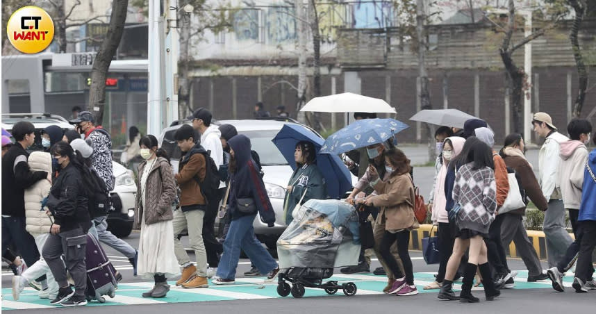 人力銀行調查發現，有超過6成女性受訪者因「性別」而被不平等對待，懷孕生子後更艱辛。（圖／劉耿豪攝）