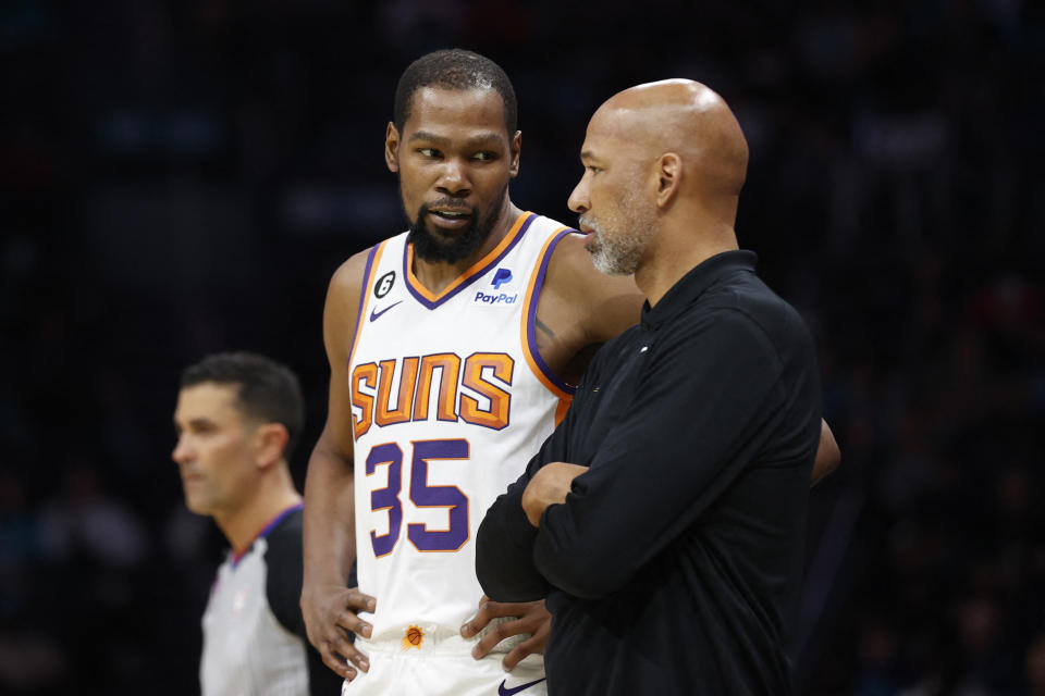 Kevin Durant（圖左）與鳳凰城太陽總教練Monty Williams。（Brian Westerholt-USA TODAY Sports）