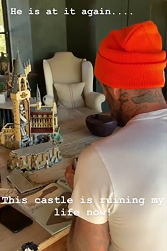 David Beckham baut ein Lego-Schloss zusammen. Foto: @victoriabeckham/Instagram