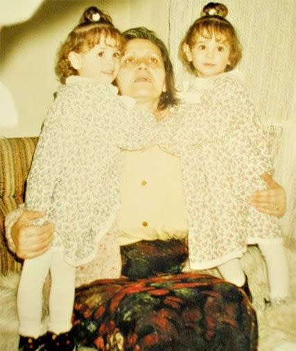 Identical twins Sara and Dajana with their mother in younger years. Photo: Facebook