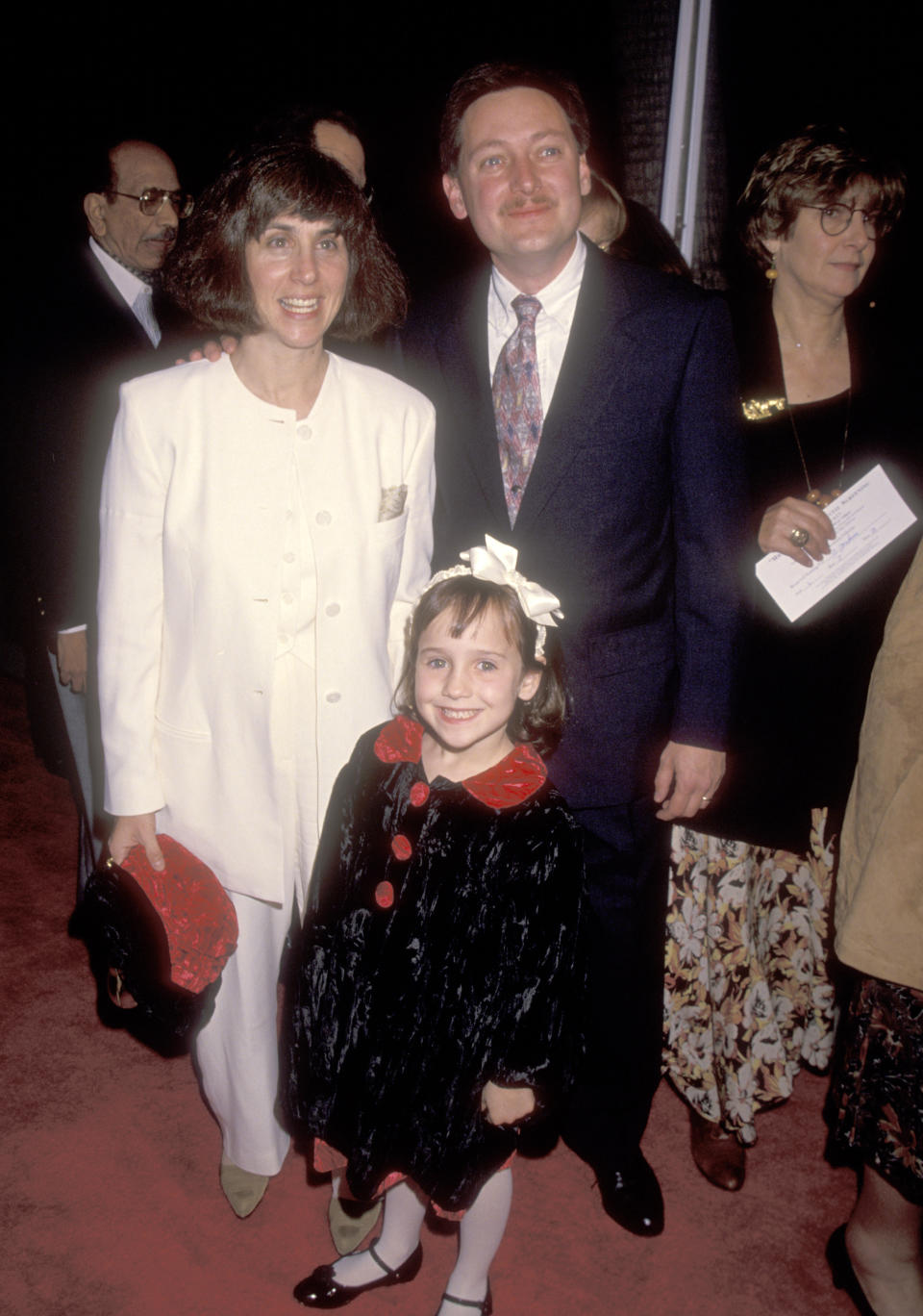 Mara Wilson, su madre Suzie Shapiro y su padre Michael Wilson en el estreno de 'Mrs. Doubtfire' en 1993. (Photo by Ron Galella, Ltd./Ron Galella Collection via Getty Images)