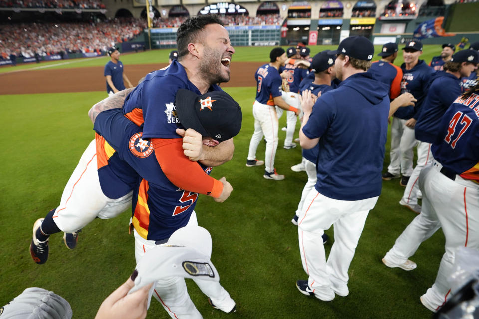 Los Astros de Houston festejan su coronación en el sexto juego de la Serie Mundial ante los Filis de Filadelfia, el sábado 5 de noviembre de 2022 (AP Foto/David J. Phillip)