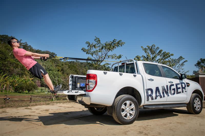 Ford Ranger職人型／全能型配有車身同色金屬頭立式格柵貨架，可在後斗上執行目前當紅的TRX阻抗訓練。（圖／Ford提供）