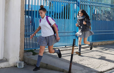 Students run to their homes after a magnitude 5.7 earthquake hit off the coast in Vina del Mar, Chile April 28, 2017. REUTERS/Rodrigo Garrido