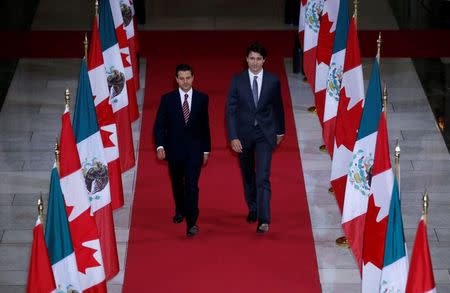 Canada's Prime Minister Justin Trudeau (R) and Mexico's President Enrique Pena Nieto walk in the Hall of Honour on Parliament Hill in Ottawa, Ontario, Canada, June 28, 2016. REUTERS/Chris Wattie