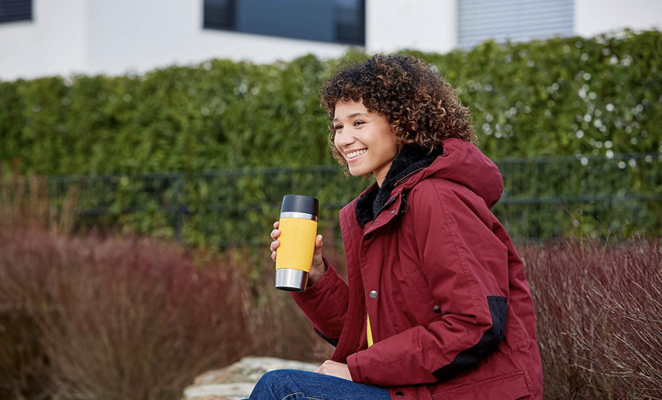 Da läuft nichts aus: Mit einem Thermo-Kaffeebecher bleiben Heißgetränke auch an kalten Tagen warm (Bild: Amazon).