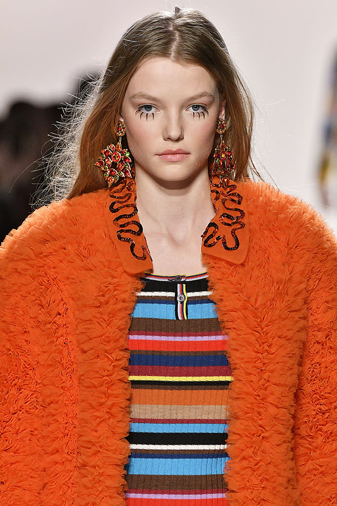 A model walks the runway at the Jeremy Scott Fall 2017 show with exaggerated doll-like individual lashes. (Photo: Getty Images)