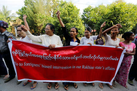 Locals protest against former U.N. Secretary-General Kofi Annan, who is visiting in his capacity as the Myanmar government-appointed Chairman of the Advisory Commission on Rakhine State, near Sittwe airport, Rakhine state, Myanmar December 2, 2016. REUTERS/Soe Zeya Tun