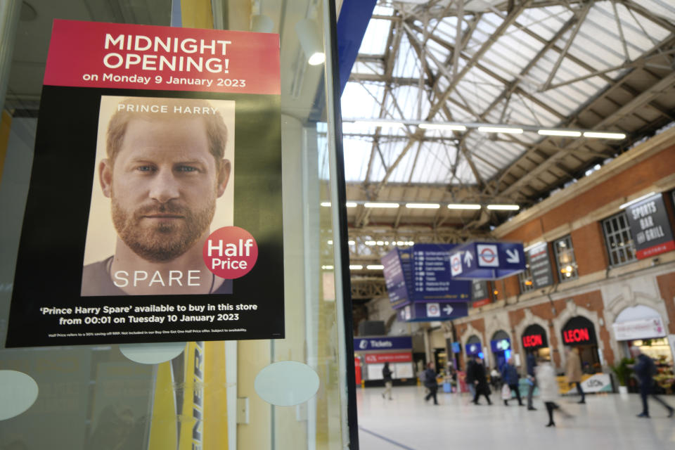 ARCHIVO- Un afiche anuncia la apertura de una librería a media noche para vender el libro de memorias del príncipe Enrique titulado "Spare" en Londres el 9 de enero de 2023. (Foto AP/Kirsty Wigglesworth, File)