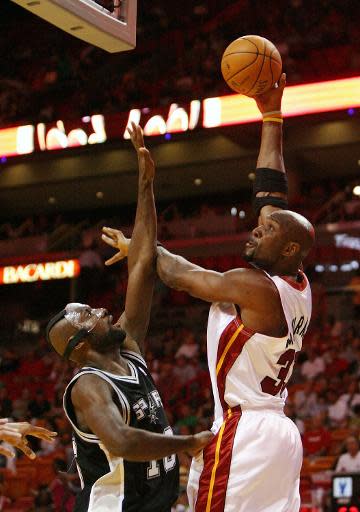 Alonzo Mourning (33) de Miami Heat, tira de gancho ante la defensa de Francisco Elson (16) de San Antonio Spurs, en el American Airlines Arena de Miami el 23 de octubre de 2007 (Getty Images North America/AFP/Archivos | Doug Benc)