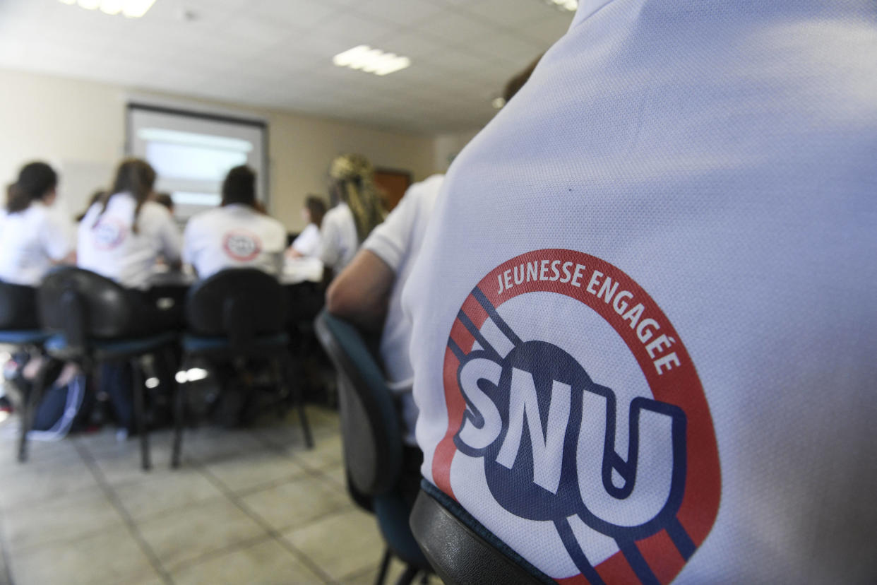 Des jeunes volontaires du SNU regardent un film à Saint-Sauveur, dans l’Est de la France, le 24 juin 2019. 