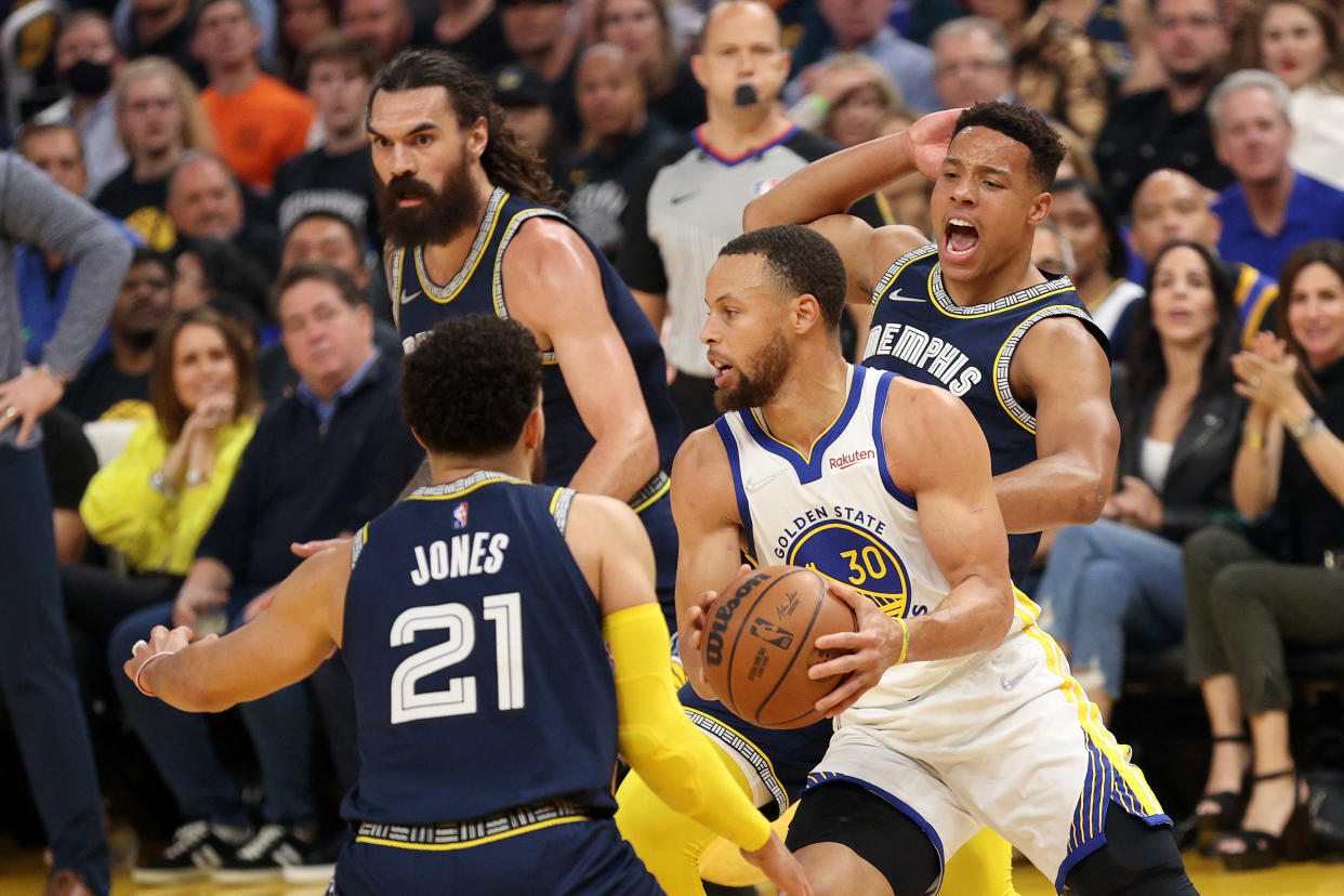 Stephen Curry #30 de los Golden State Warriors es custodiado por Tyus Jones #21 y Desmond Bane #22 de los Memphis Grizzlies durante uno de los juegos de las semifinales de la Conferencia Oeste de los Playoffs de la NBA. (Foto de Ezra Shaw/Getty Images)